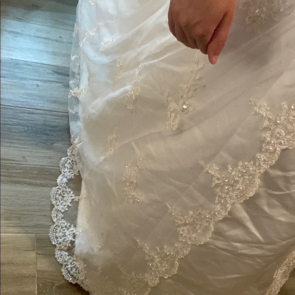 Alfred Angelo Elegant White Lace Wedding Dress - Picture 4 of 11
